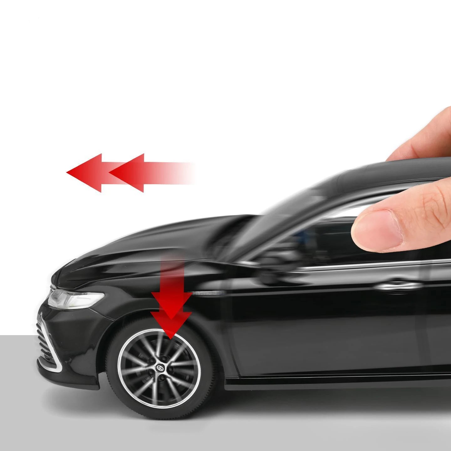Voiture miniature noire Toyota Camry, aile avant et jante visibles