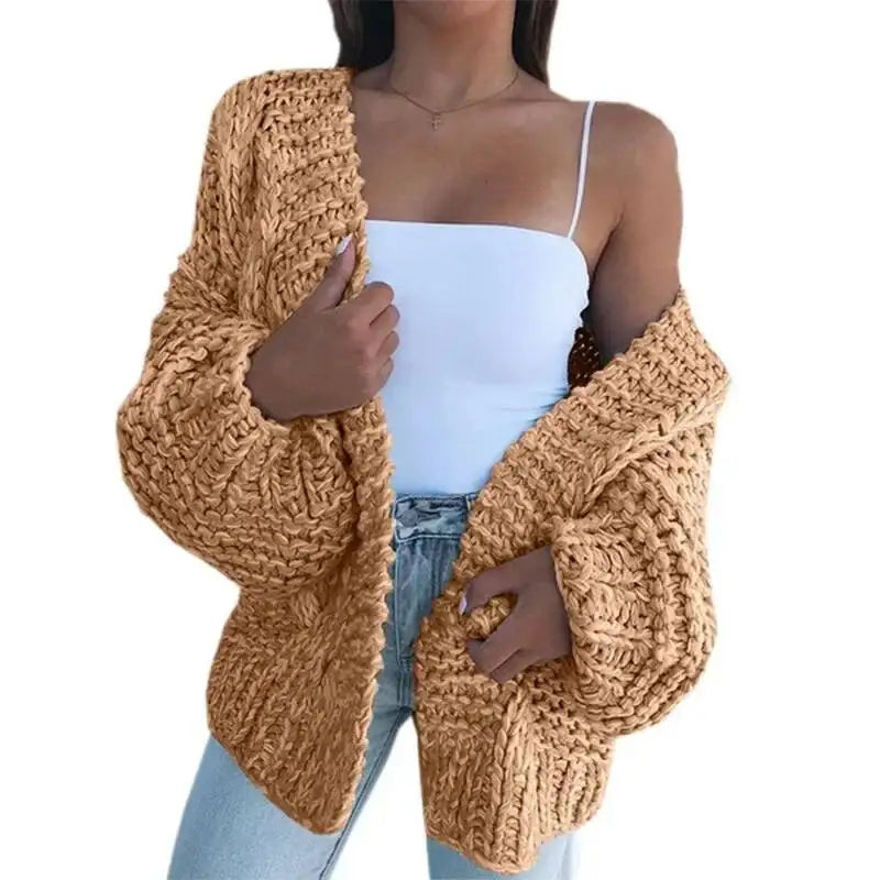 Cardigan en maille épaisse brun caramel, manches chauve-souris amples et motif texturé.