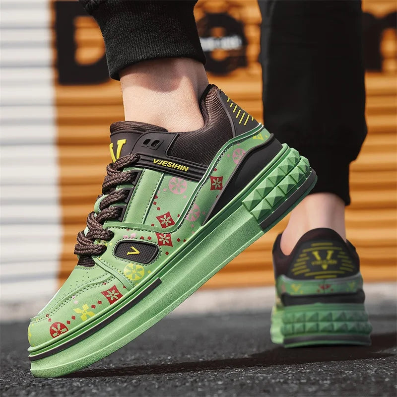 Sneakers vertes à lacets, semelle crantée et motifs graphiques sur la tige