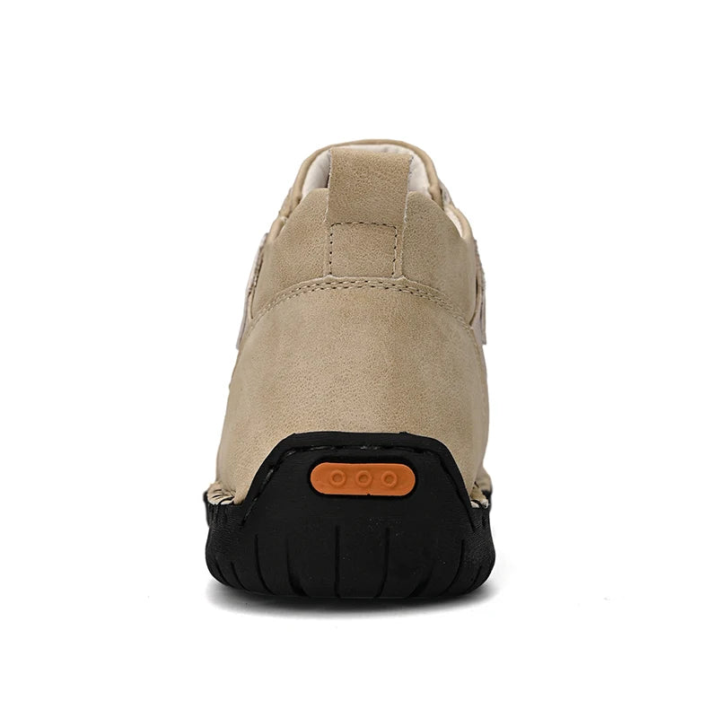 Chaussure décontractée homme en cuir beige vue arrière, contrefort et semelle noire.