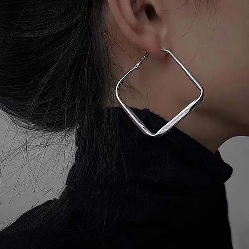 Boucles d’oreilles carrées géométriques en métal argenté, contours nets