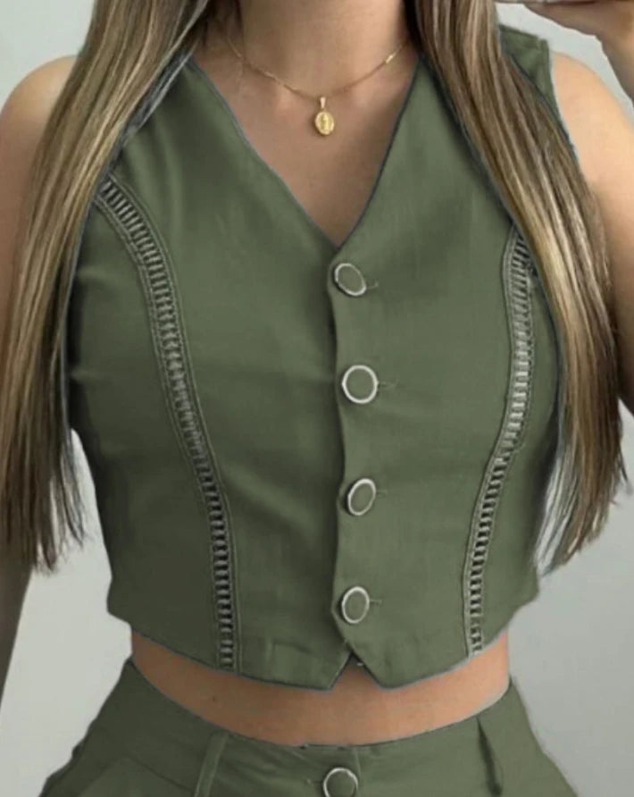 Ensemble gilet sans manches et short taille haute, vert olive, boutons ronds et coutures.