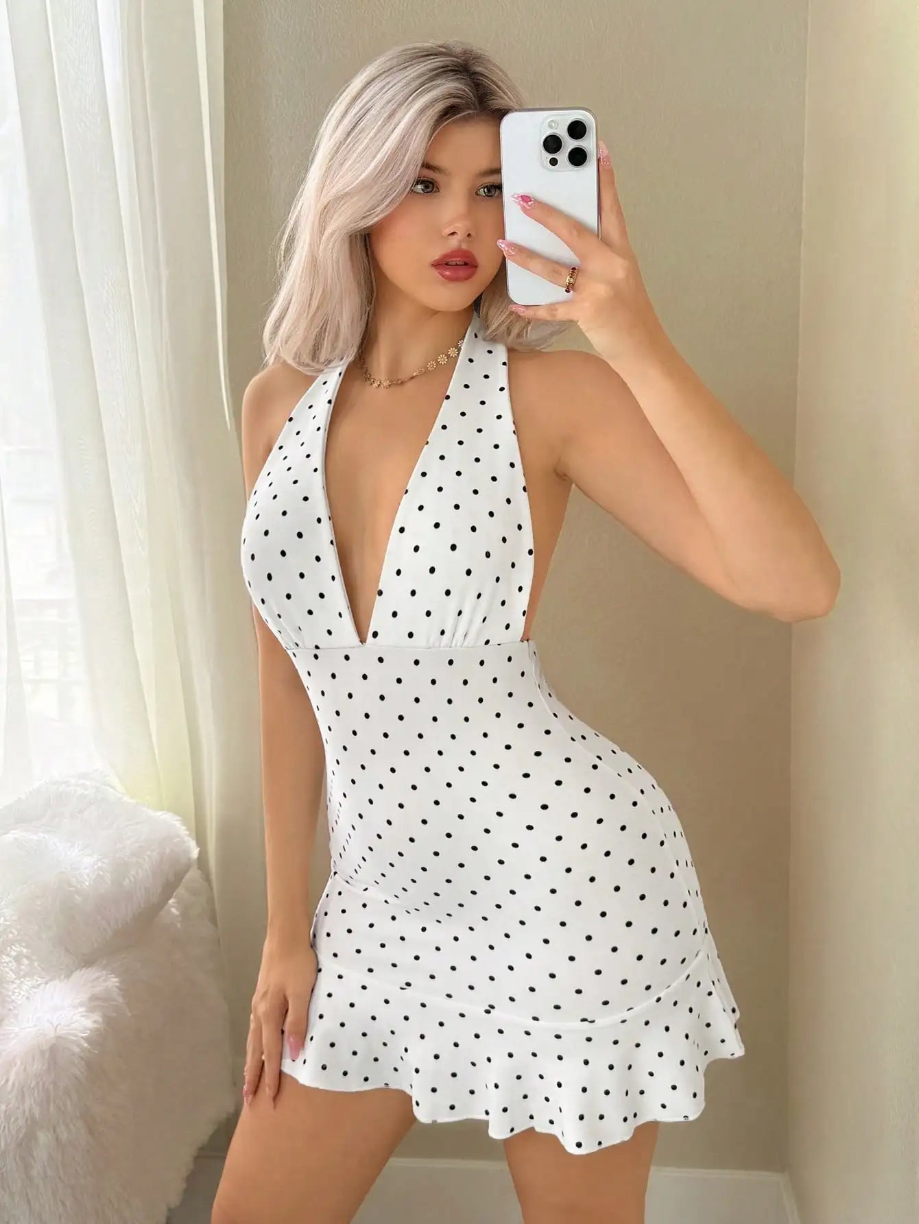Mini-robe sans manches blanche à pois noirs, col écharpe, décolleté plongeant, volants