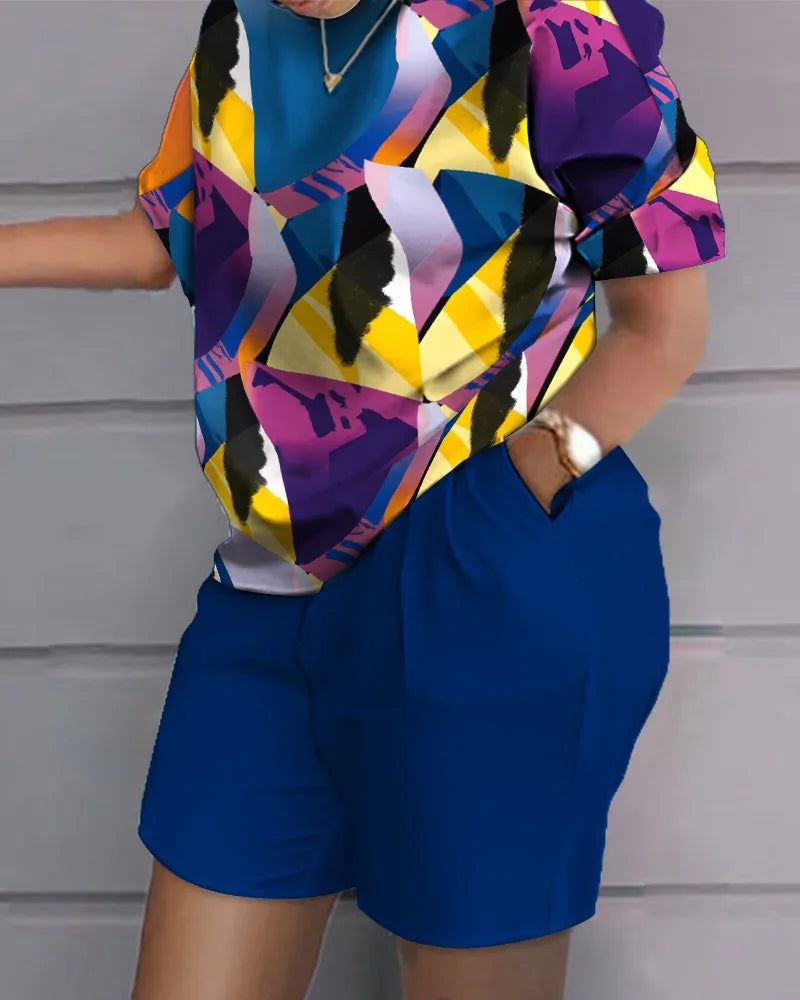 Ensemble t-shirt à motifs géométriques multicolores et short bleu uni, manches courtes.