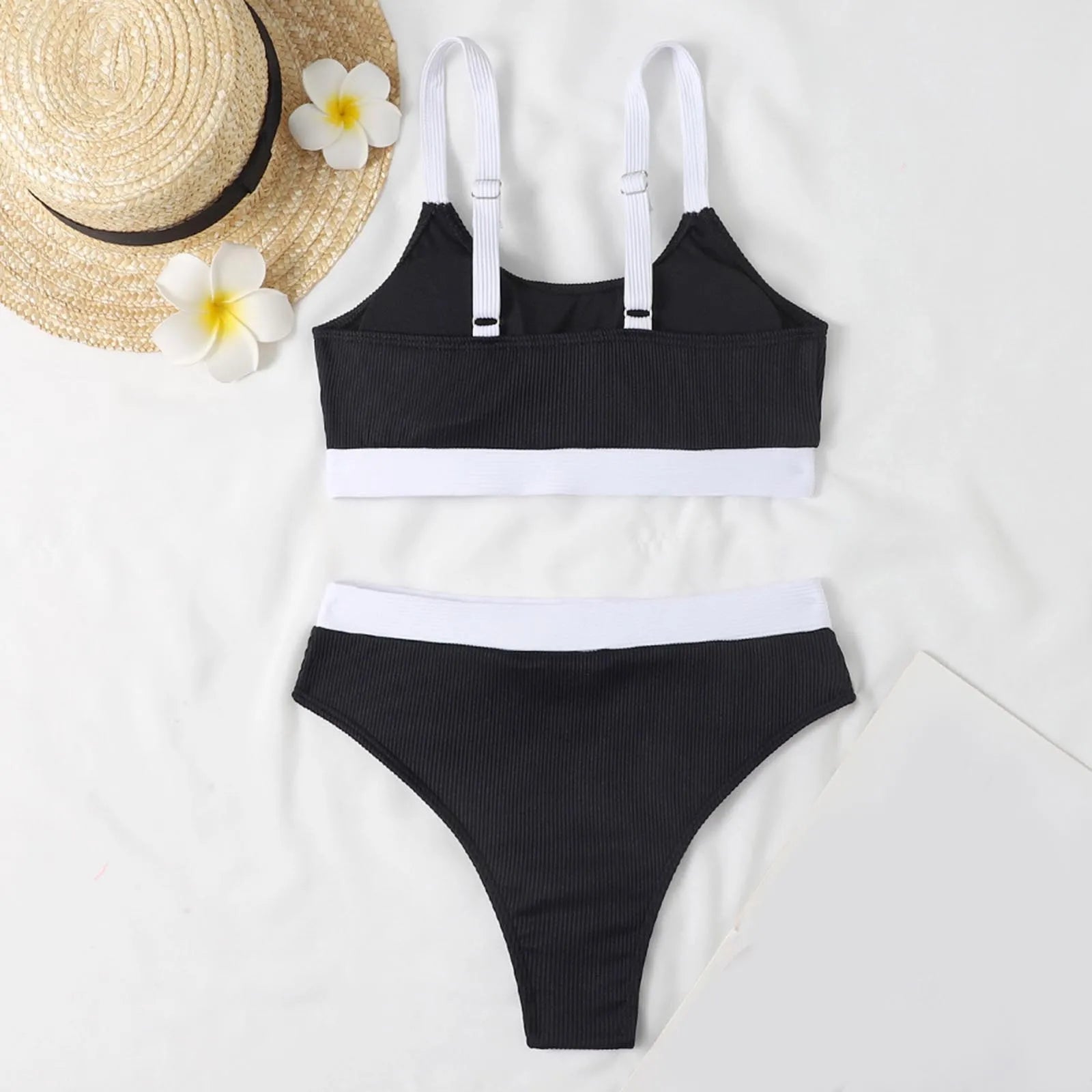 Ensemble maillot de bain rayé noir et blanc, brassière et slip taille haute