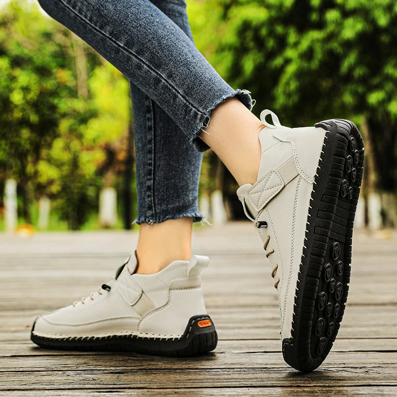 Mocassins femme en cuir blancs à lacets, semelle extérieure noire profilée.