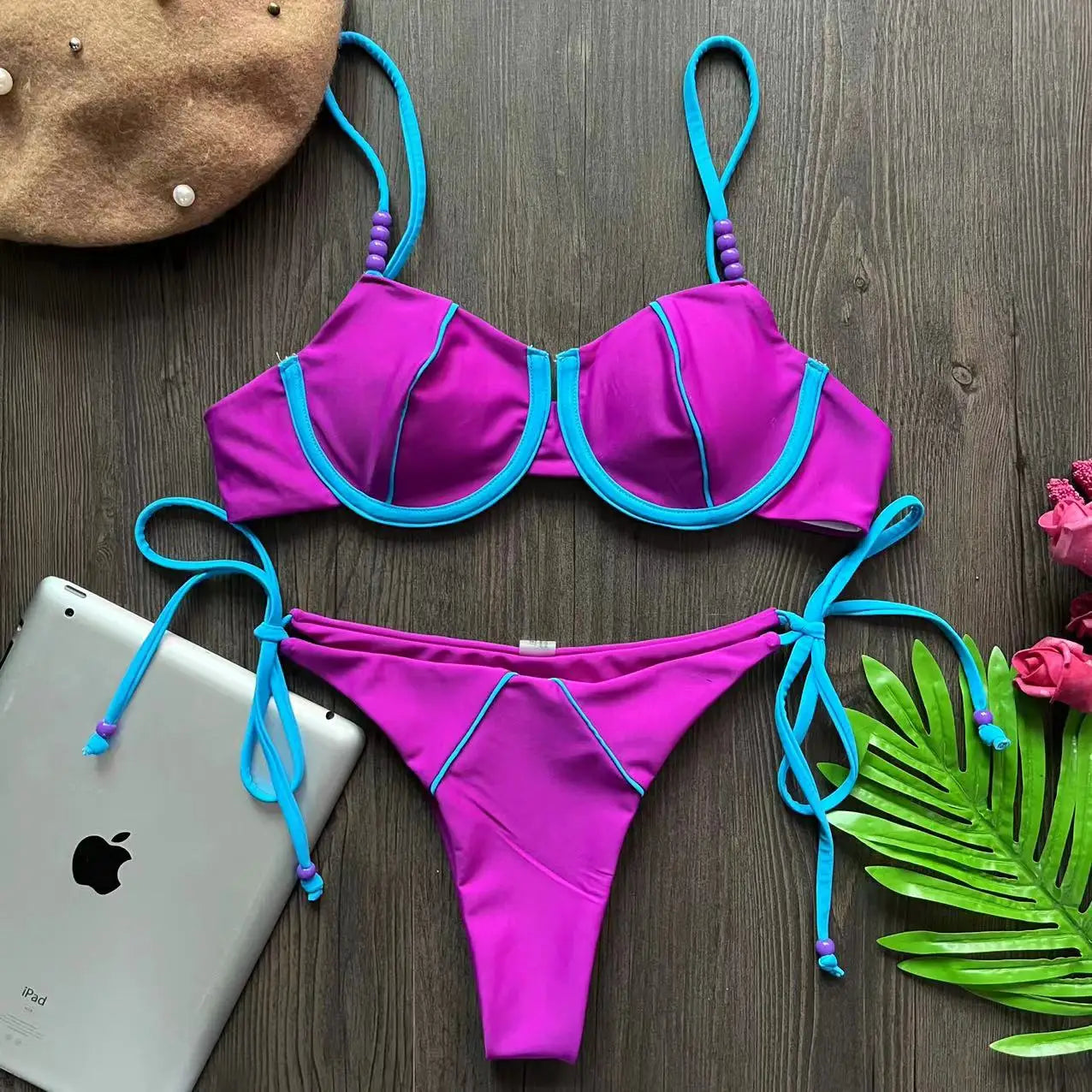 Ensemble maillot de bain 2 pièces fuchsia, liseré bleu turquoise, culotte taille basse