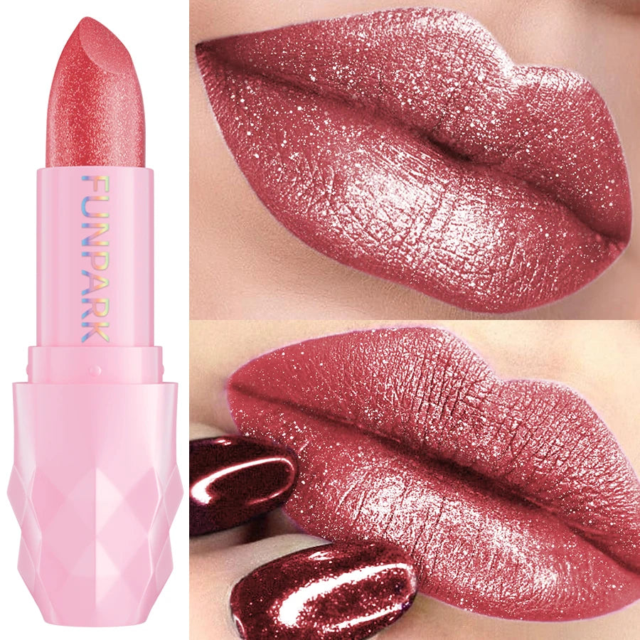 Rouge à lèvres FUMMARIK et lèvres prune pailletées, brillance et texture granuleuse