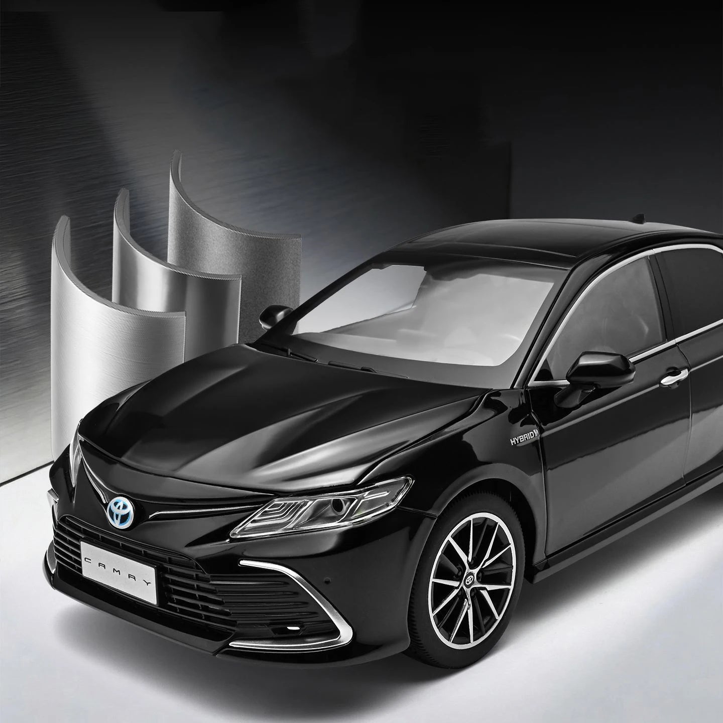 Voiture miniature noire Toyota Camry, phares avant et jantes détaillées
