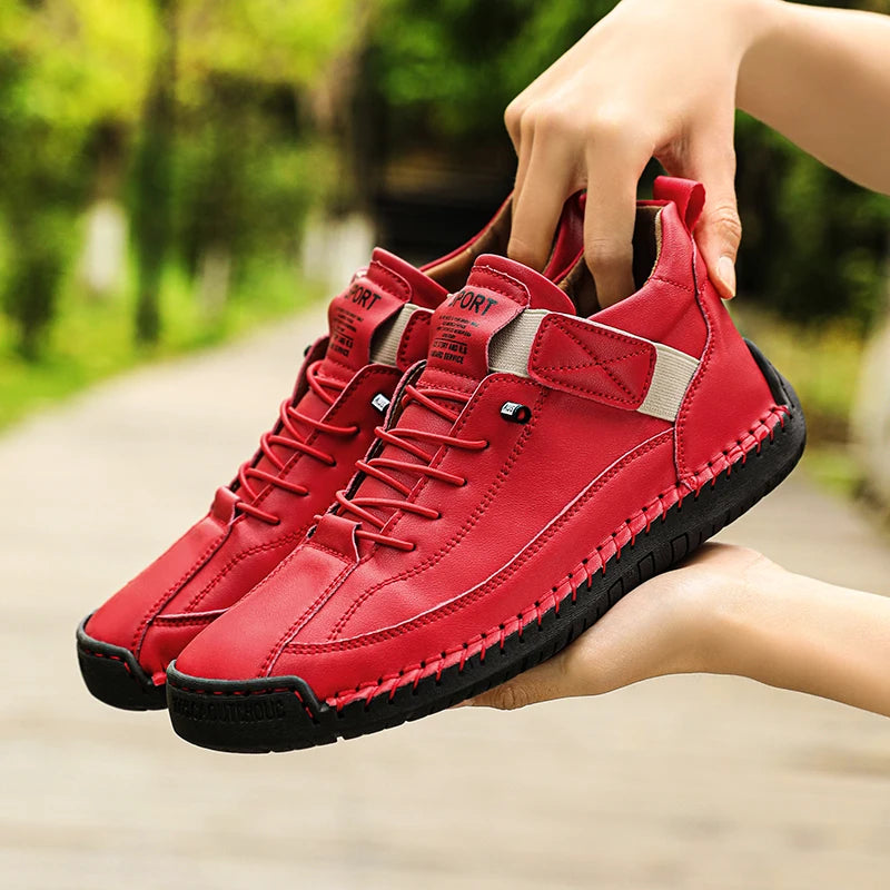 Mocassins en cuir plats rouges avec lacets, patte arrière et semelle noire.