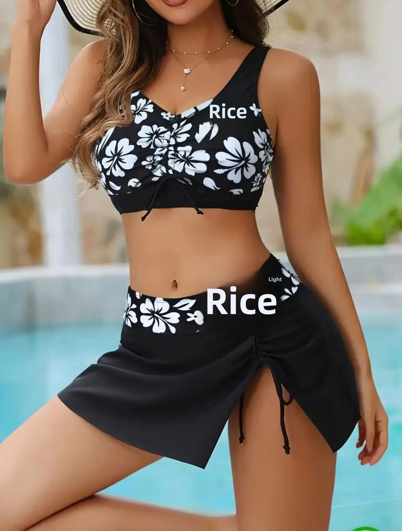 Ensemble de bikini noir à fleurs blanches, jupe courte fendue et cordons