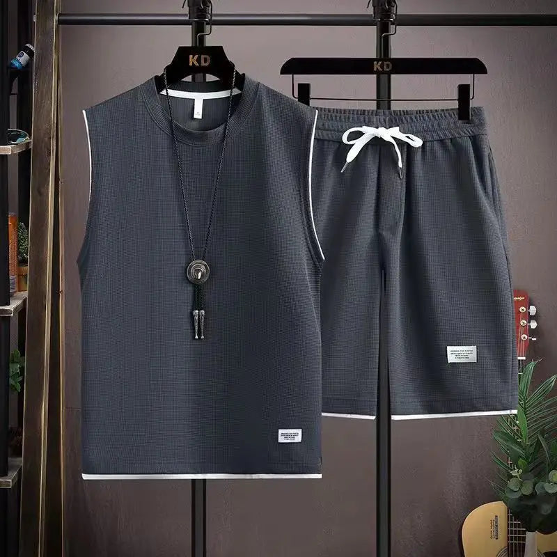Ensemble t-shirt col rond bleu foncé et short à cordon sur cintres