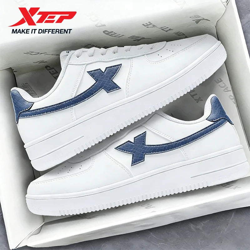 Chaussures de skate Xtep blanches et bleues, vue de dessus, logo en étoile