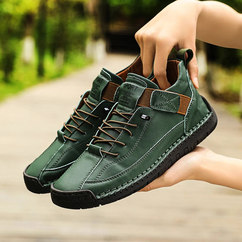 Mocassins en cuir plats verts avec lacets, patte arrière et semelle noire.