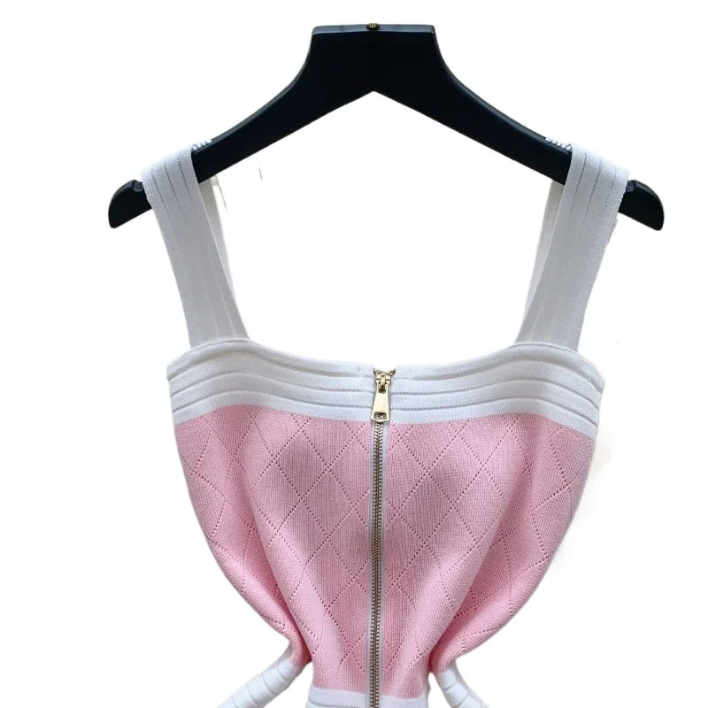Robe tricotée color block sur cintre : noir et rose, col carré, fermeture éclair, empiècements blancs