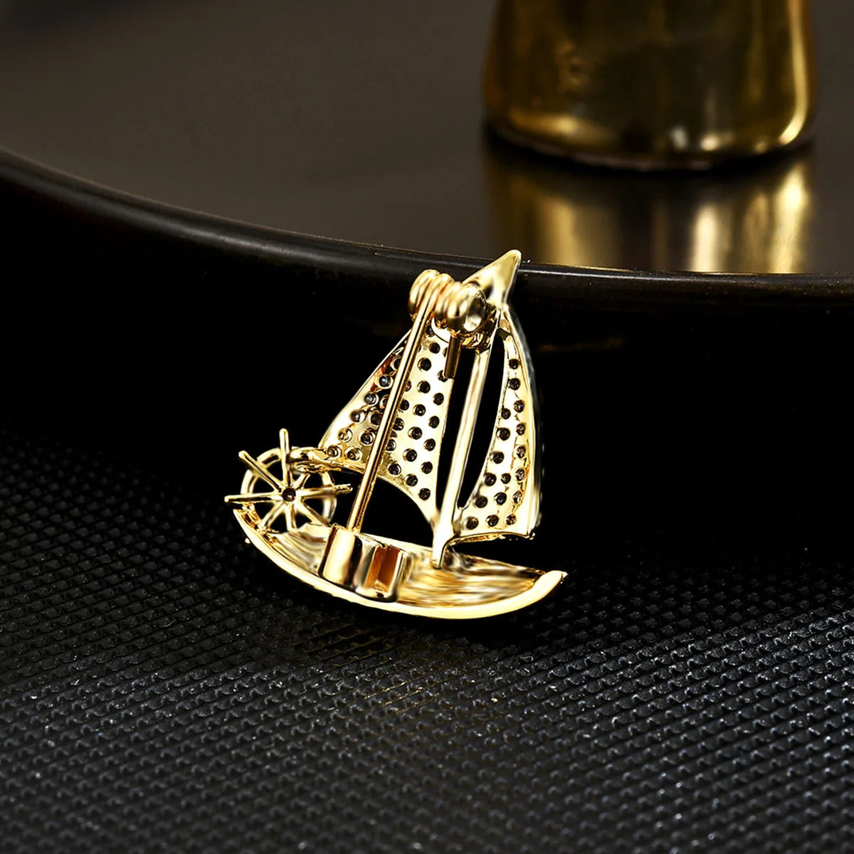 Broche voilier exquise pour hommes et femmes