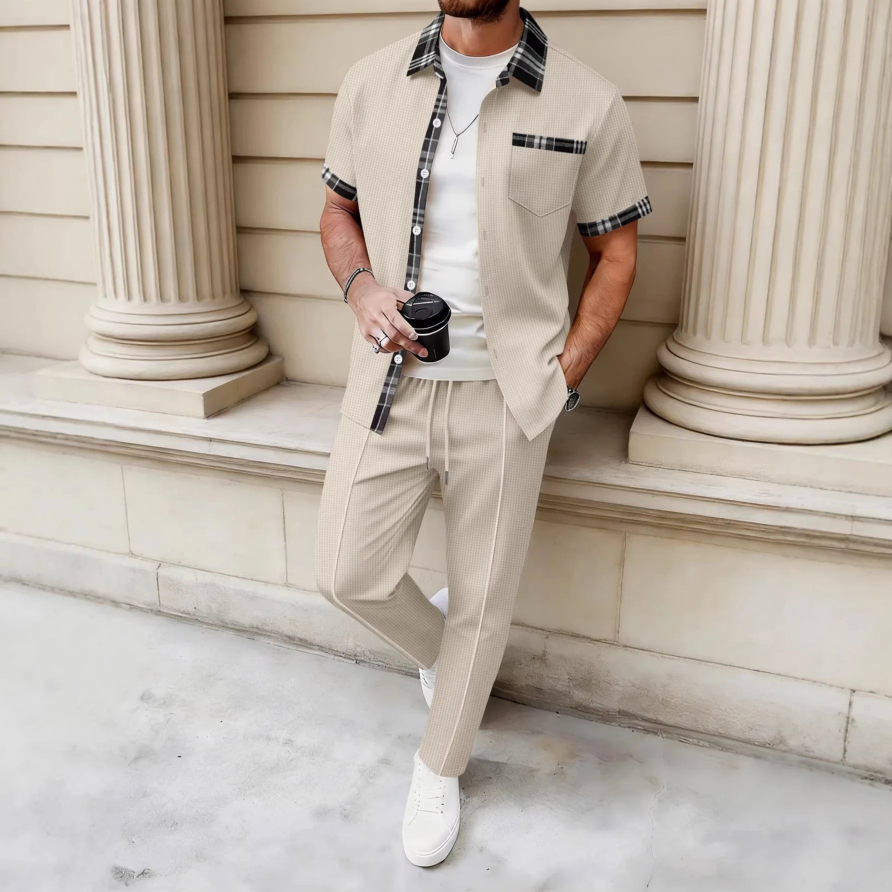 Ensemble chemise gaufrée à col boutonné et pantalon assorti beige, poignets à carreaux