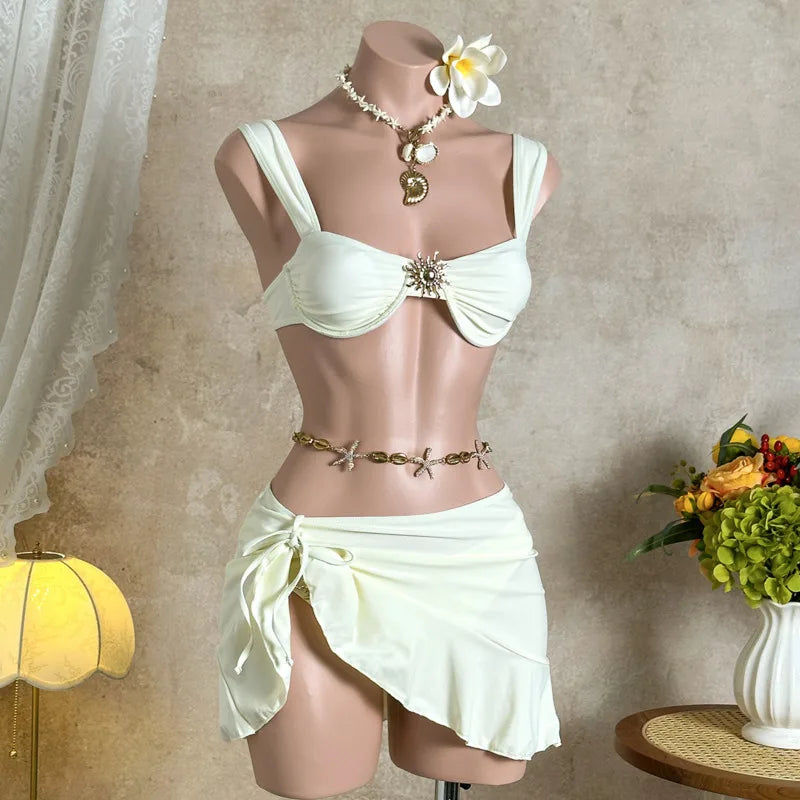 Ensemble bikini ivoire 3 pièces : soutien-gorge à bonnets froncés, collerette, jupe volant nouée