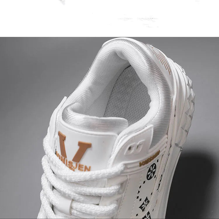 Chaussure blanche à lacets, vue talon avec logo et semelle épaisse
