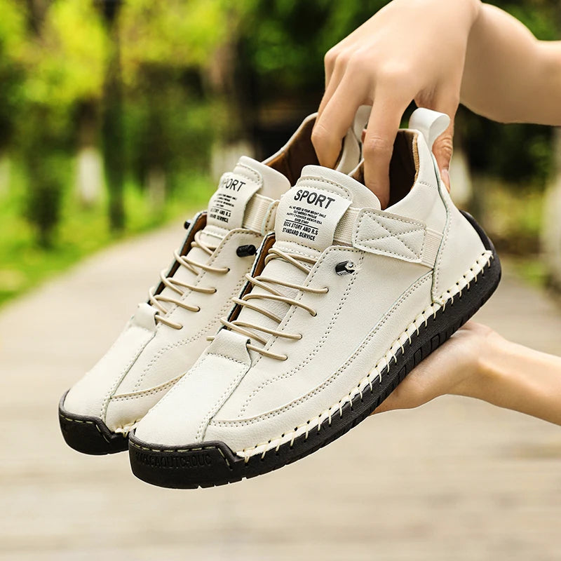 Mocassins femme en cuir blancs à lacets, paire, semelle noire crantée.