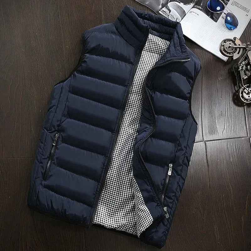 Gilet coupe-vent matelassé sans manches bleu marine, fermeture zippée frontale.