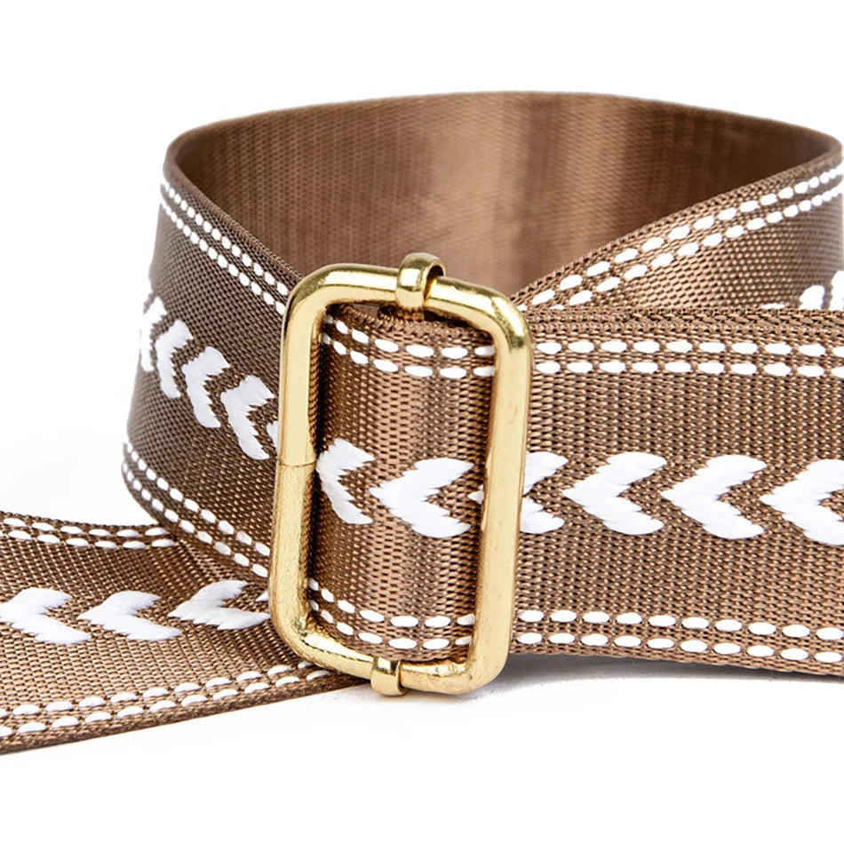 Boucle carrée en métal doré sur bandoulière beige à motifs blancs