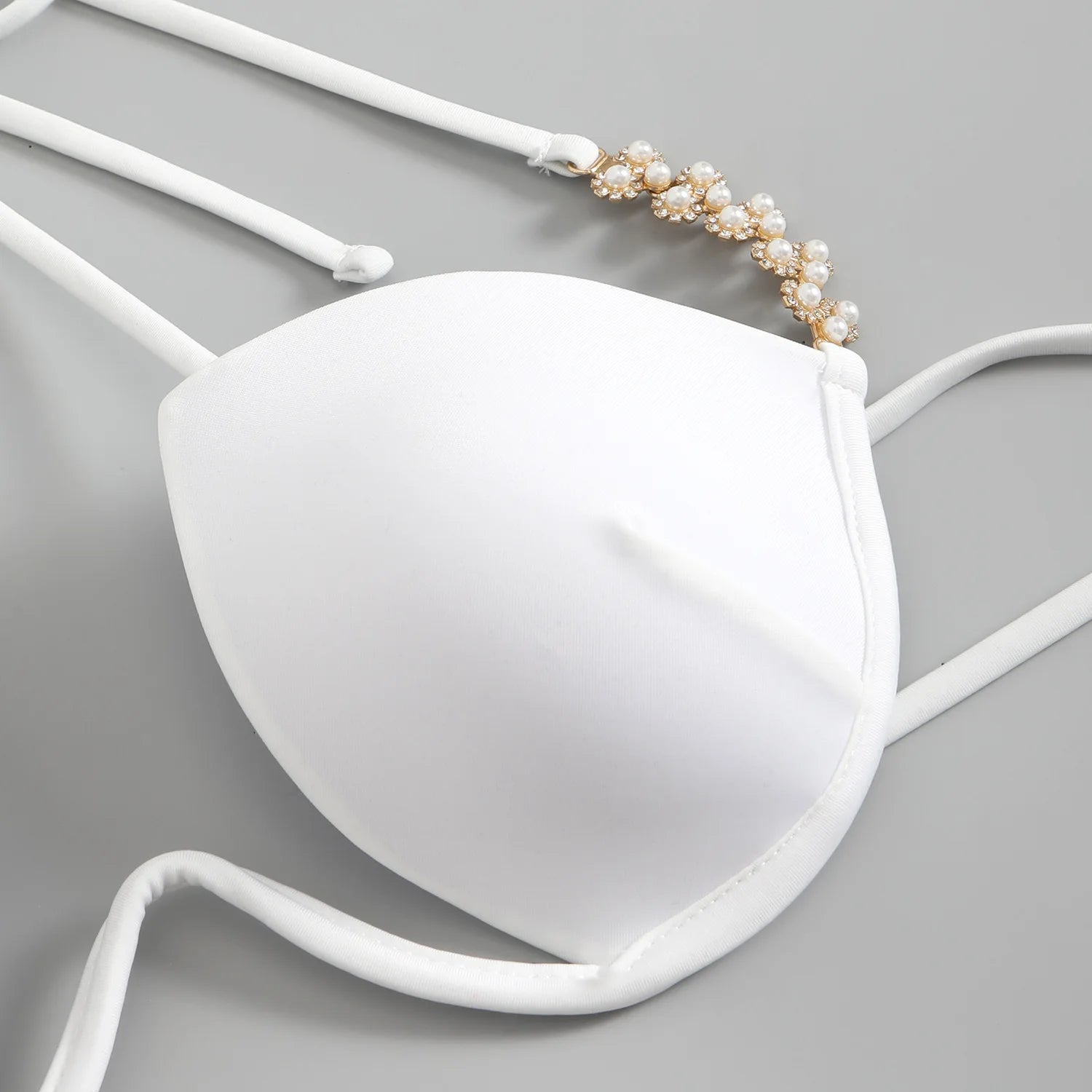 Haut de bikini femme blanc, bonnet à armatures, attache licou avec embellissement perlé