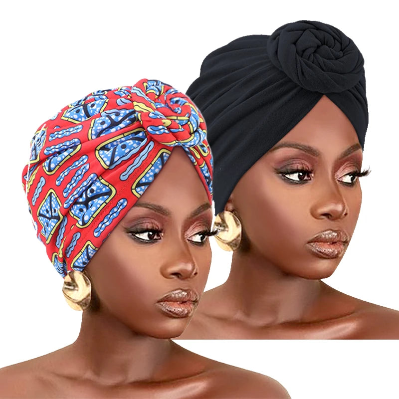 Lot de 2 turbans africains : un noir torsadé et un imprimé rouge à motifs variés.