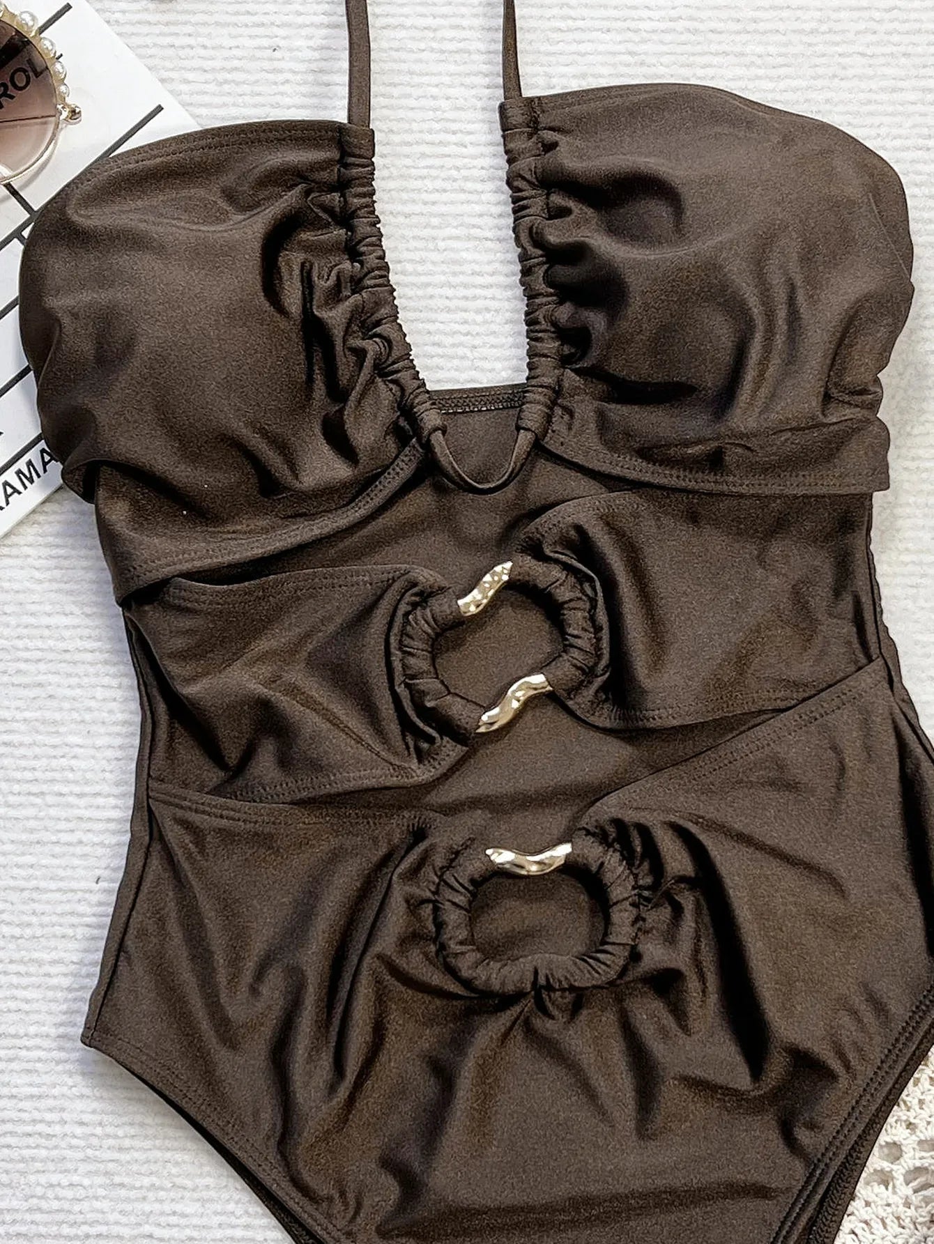 Maillot de bain une pièce noir, bonnets froncés, fermeture décorative argentée