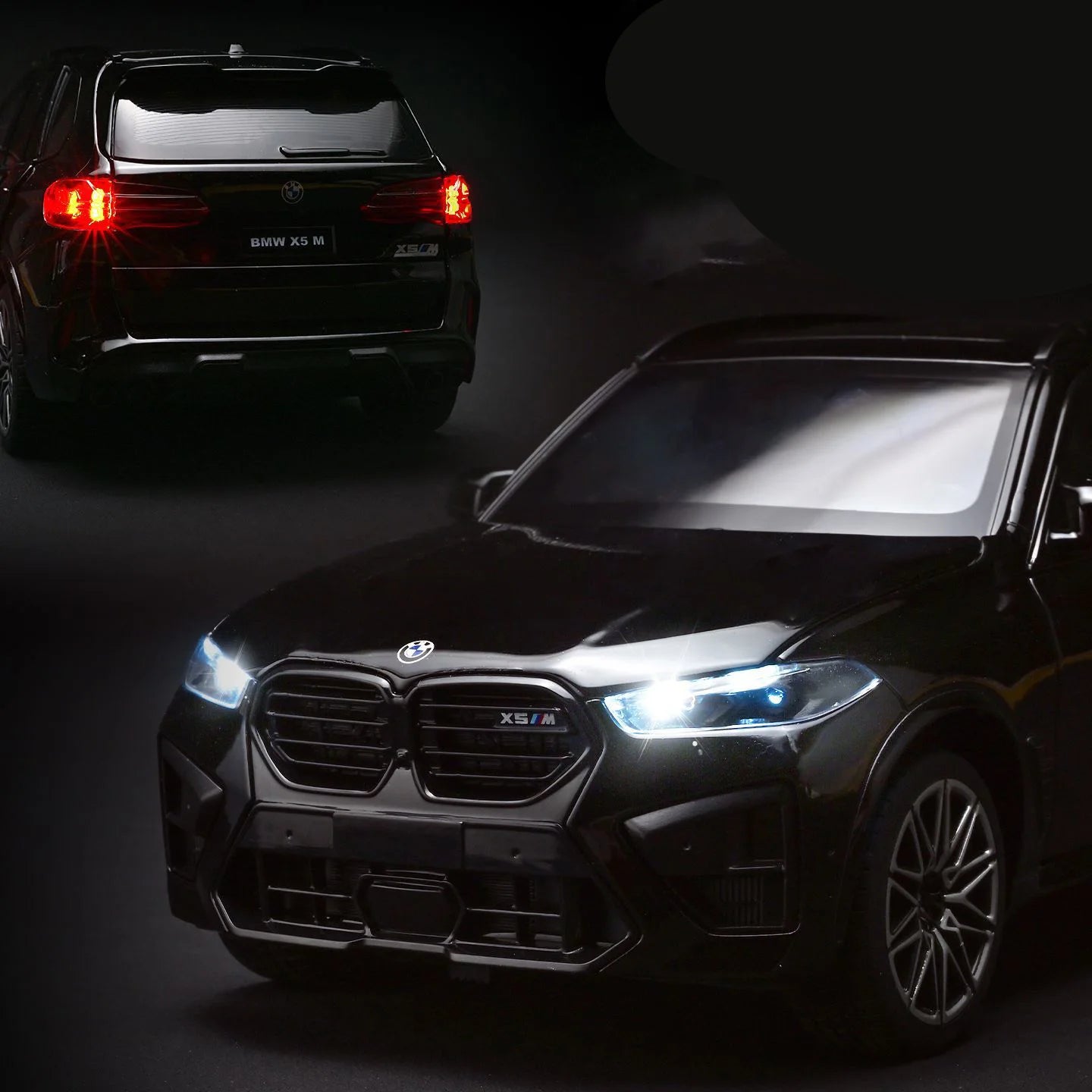 Voiture miniature BMW X5M noire, phares bleus et feux arrière rouges allumés
