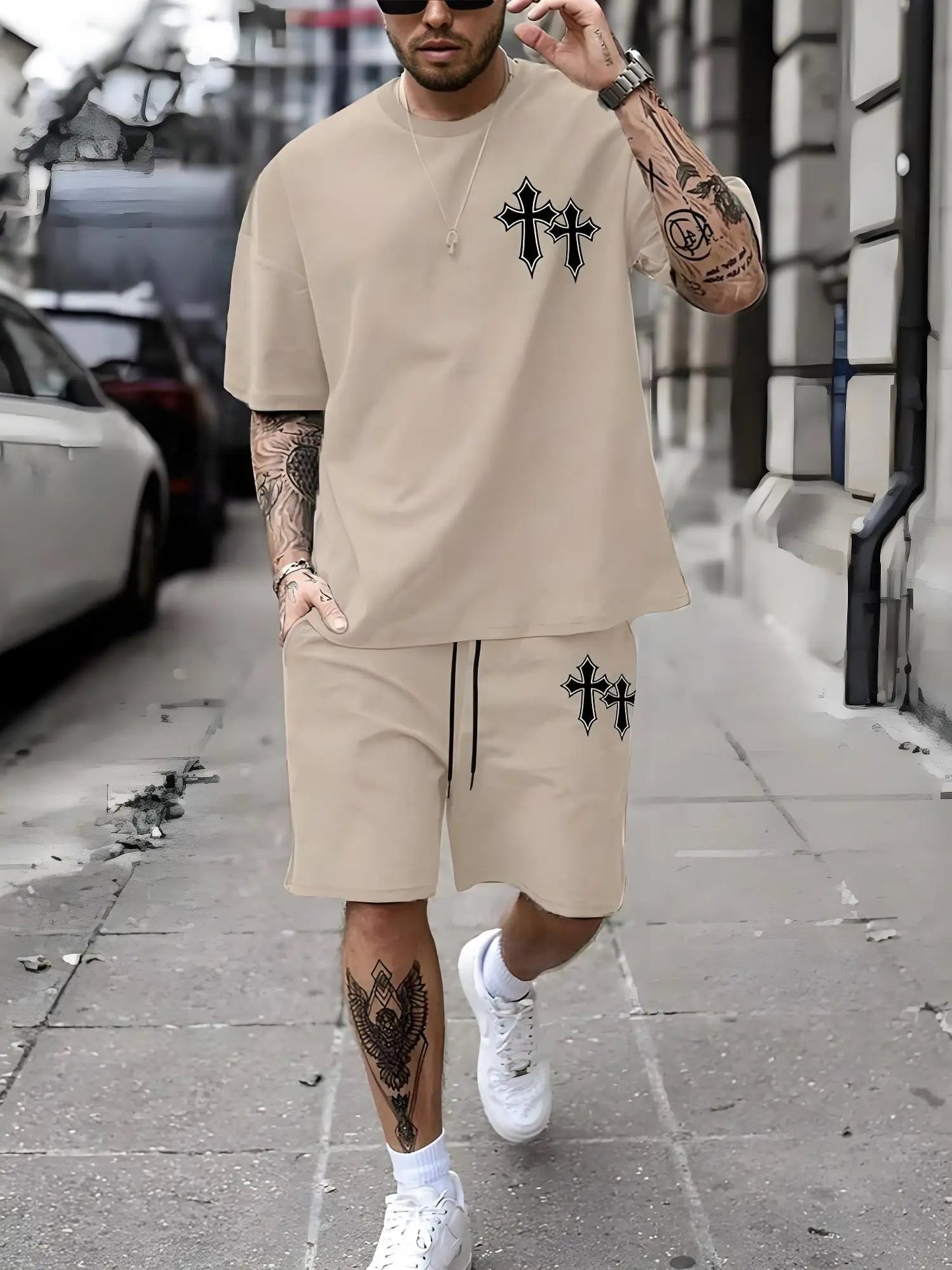 Ensemble t-shirt à col rond beige et short assorti, petits motifs croix sur la poitrine