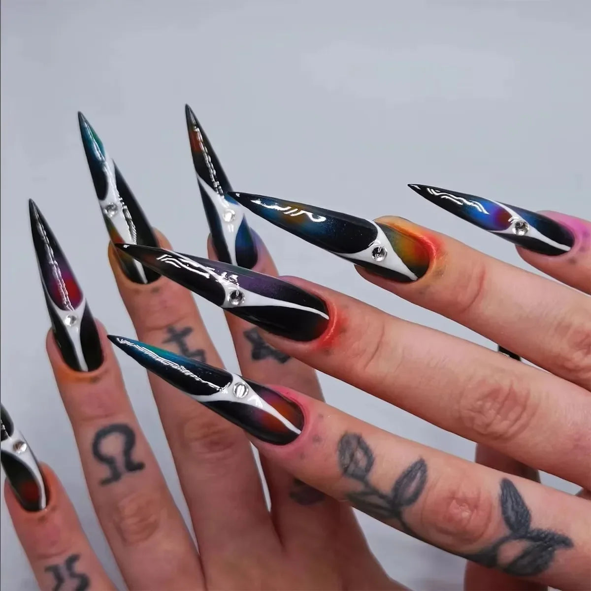 Faux ongles pointus , Aurora noir, blanc, nacré, brillant