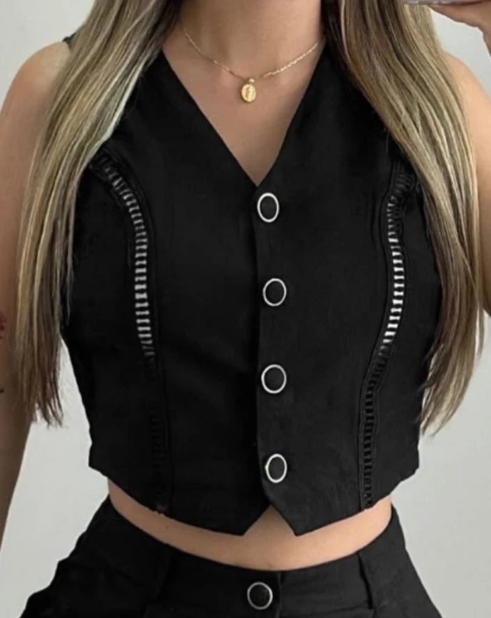 Ensemble gilet sans manches et short, noir, fermeture à boutons et liserés.