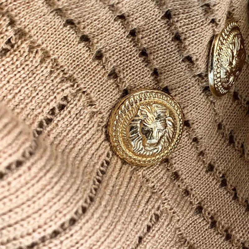 Robe mini en maille côtelée beige, boutons dorés sur la taille, col rond