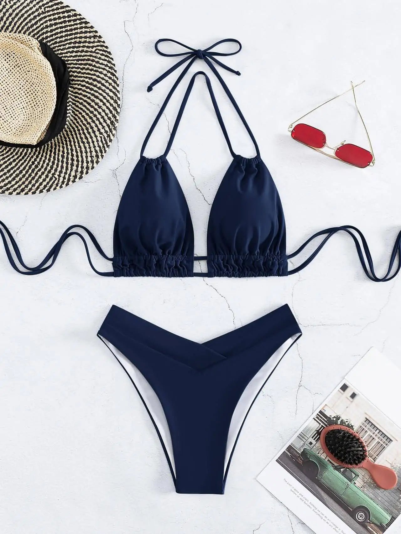 Ensemble bikini bleu marine à triangle et bas taille haute, plat sur fond clair
