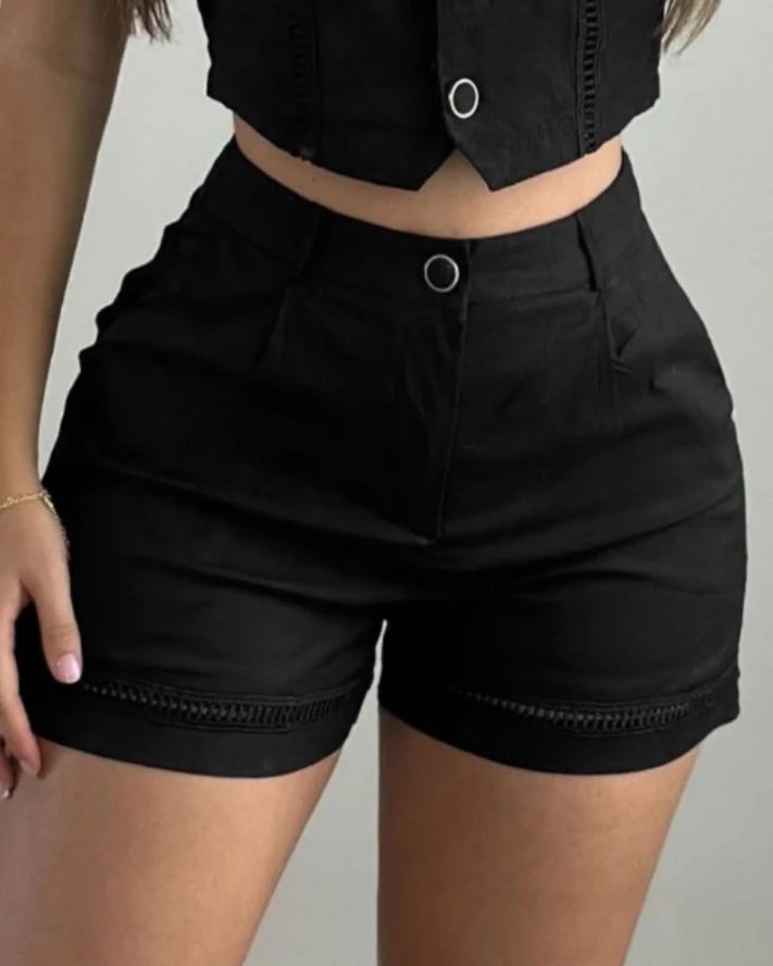 Short taille haute noir à boutons, coutures et bordure décorative.