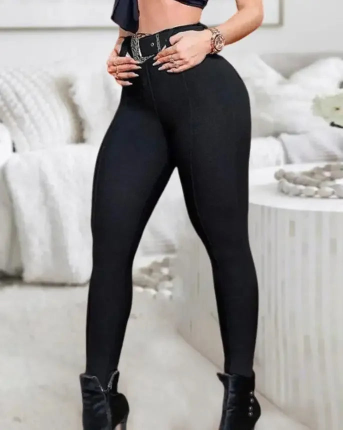Pantalon crayon noir taille haute, ceinture noire et boucle dorée visible