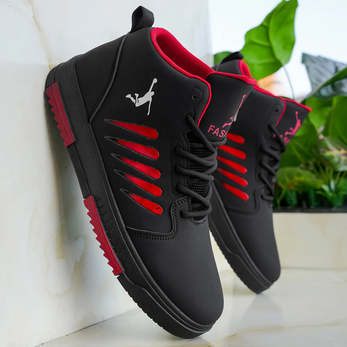Baskets montantes homme noires avec détails rouges, lacets, semelle épaisse, logo