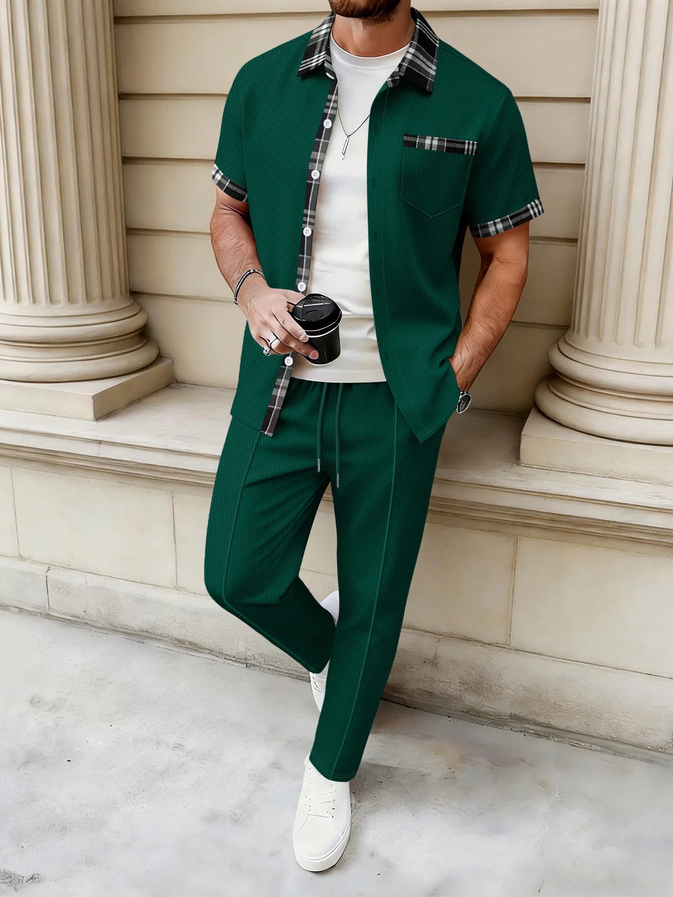 Ensemble chemise verte à col boutonné et pantalon vert à taille élastique, porté