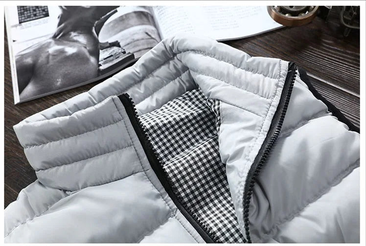 Gilet matelassé sans manches gris clair, fermeture zippée noire, col montant, intérieur vichy