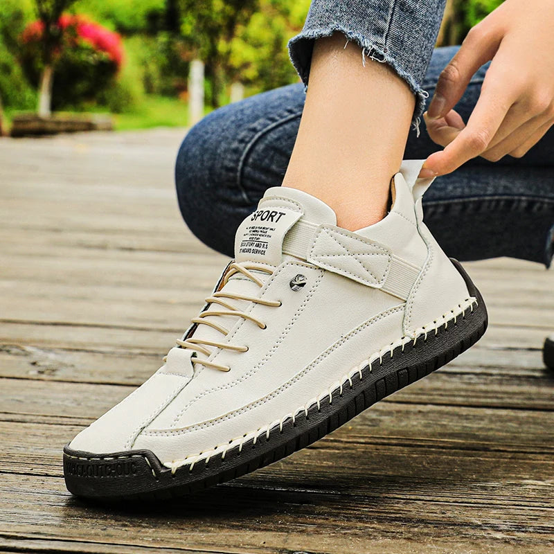 Mocassins femme en cuir blancs à lacets, semelle noire crantée, vue latérale.