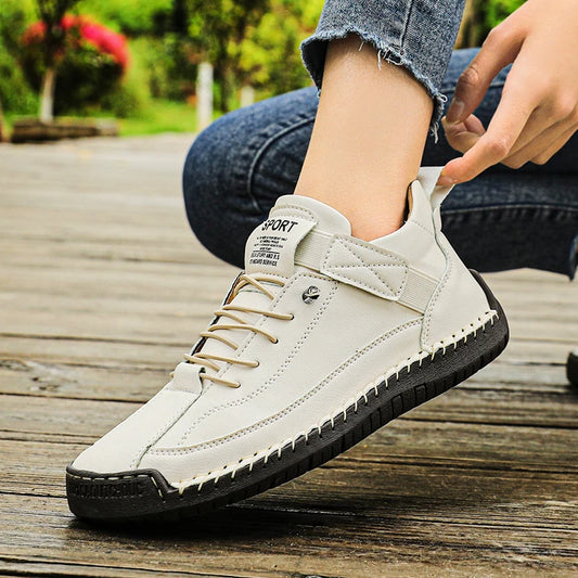 Mocassins femme en cuir blancs à lacets, semelle noire crantée, vue latérale.