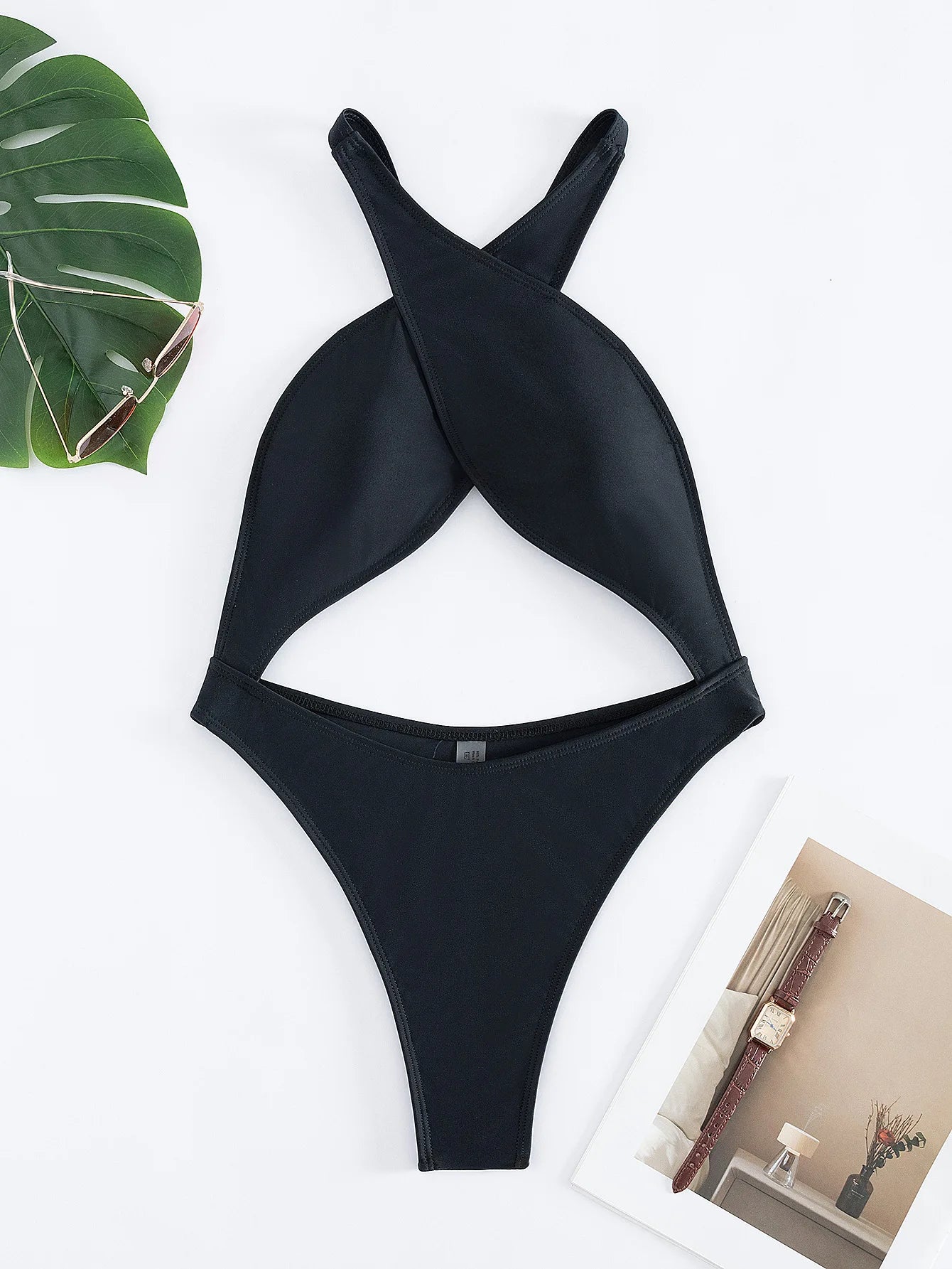 Maillot de bain une pièce noir à licou, dos nu et découpe en forme de V