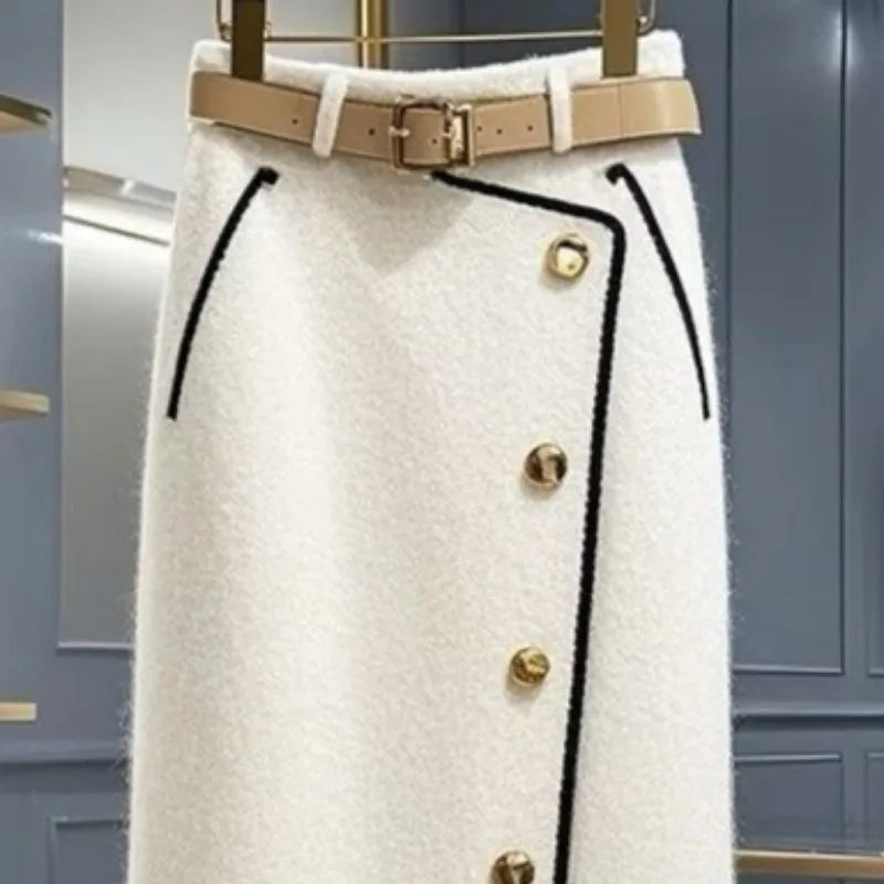 Jupe trapèze blanche : taille ceinturée à boucle, passepoil noir et boutons dorés visibles.