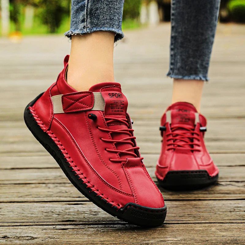 Mocassins femme en cuir rouges à lacets, semelle noire crantée, bout arrondi.
