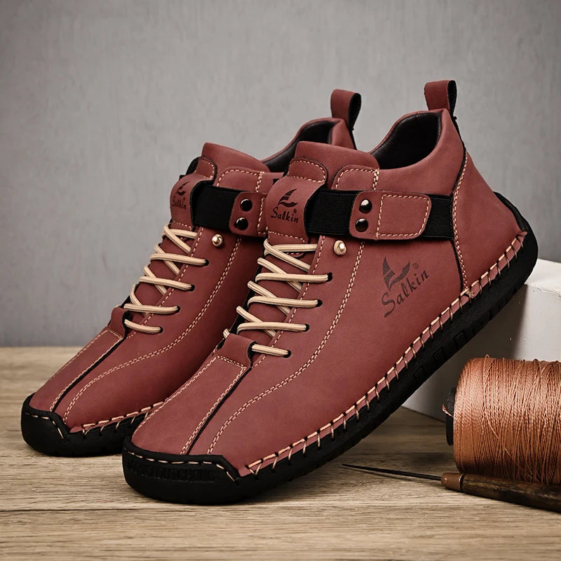 Chaussures décontractées homme en cuir bordeaux, lacets, bride et semelle épaisse noire.