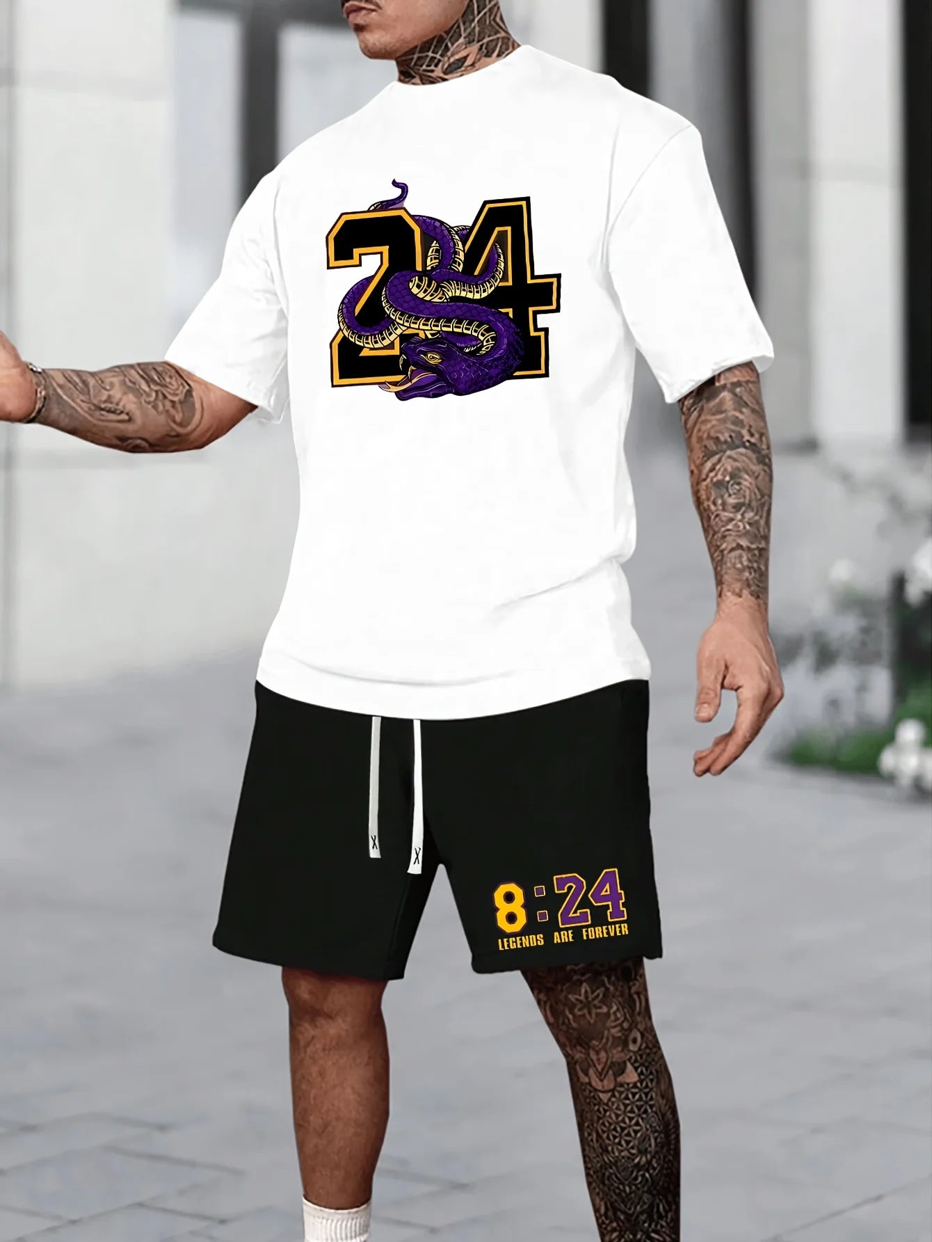 Ensemble t-shirt imprimé et short homme blanc/noir : 34 serpent au dos, 8:24 sur le short