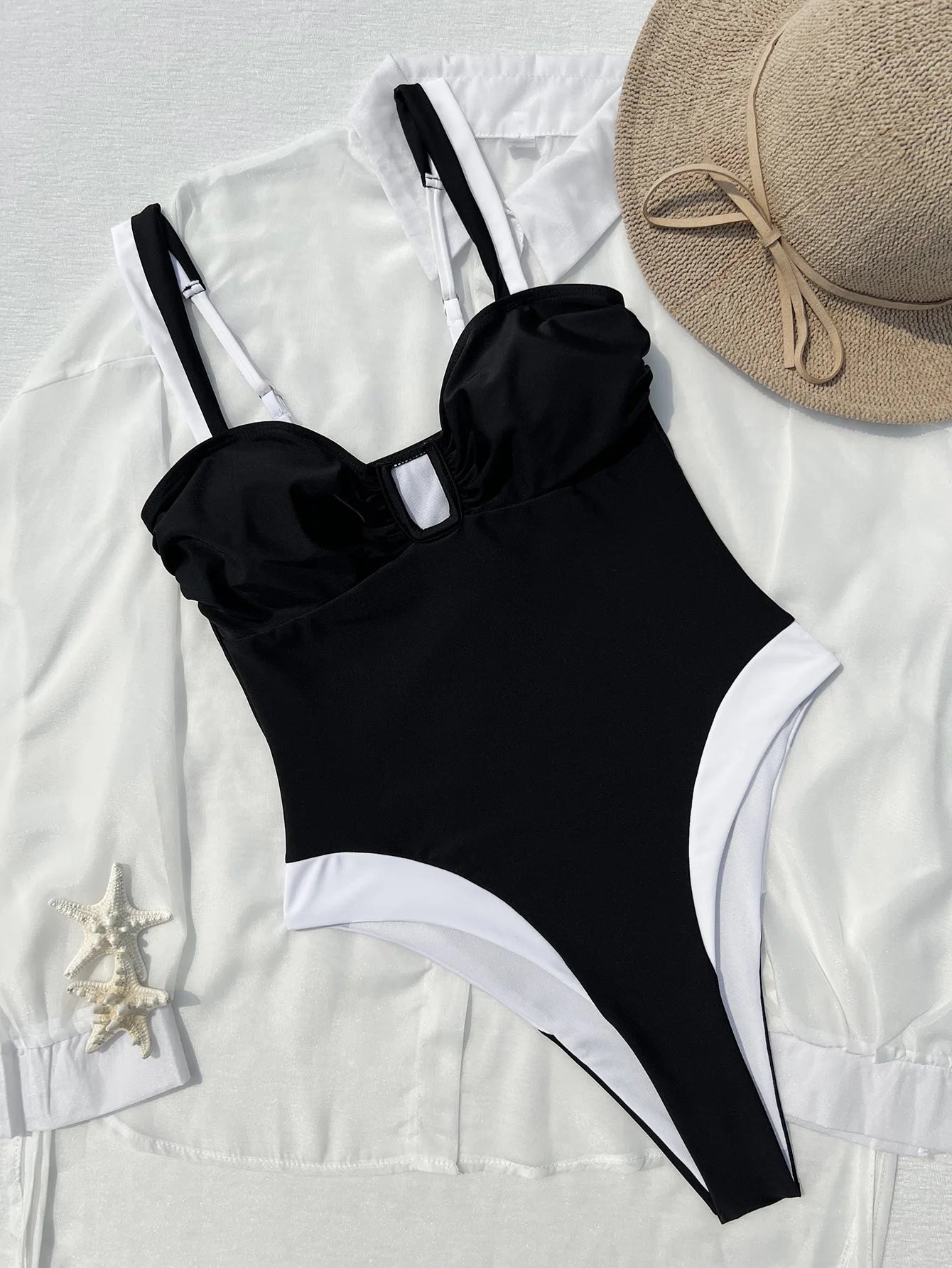 Monokini noir à bonnets froncés et lanières fines, décolleté en V
