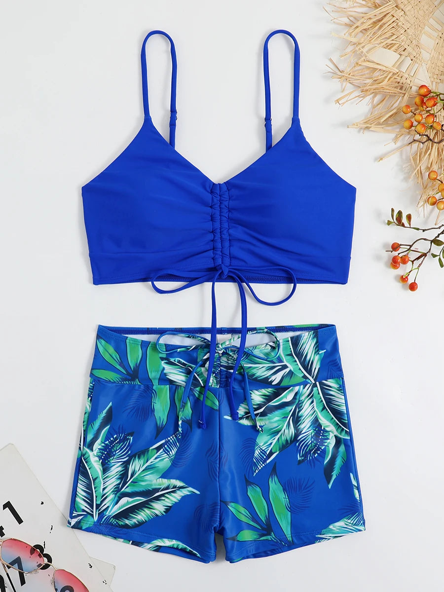 Bikini deux pièces bleu: haut à bretelles noué et shorty imprimé tropical vert