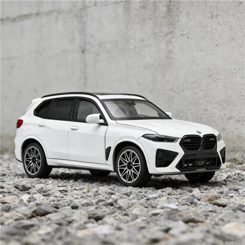 Voiture miniature BMW X5M blanche, carrosserie métal, jantes sport, face avant